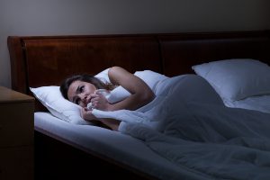 Vrouw in bed angstig door nachtmerrie