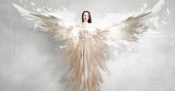 Vrouw in een engel-pak spreidt haar vleugels